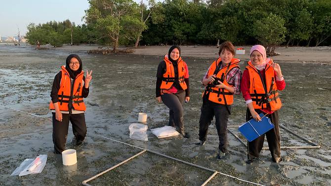 Dr Aileen Tan (second from right) heads the Centre for Marine and Coastal Studies at Universiti Sains Malaysia. (Photo: Dr Aileen Tan Shau Hwai)