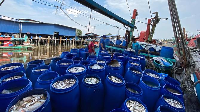 Barrels of seafood ready to be loaded onto Hai Seng Huat's wharf from a fishing vessel. (Photo: Facebook/Hai Seng Huat Fishery Sdn Bhd)